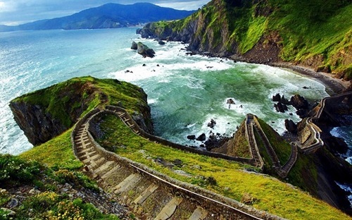 Gaztelugatxe, tỉnh Basque, Tây Ban Nha: San Juan de Gaztelugatxe là một hòn đảo trên bờ biển Biscay và được nối với đất liền bằng một cây cầu nhân tạo khá hẹp có 237 bậc. Có một nhà thờ nhỏ trên đỉnh hòn đảo để tưởng nhớ tới John the Baptist – người được cho là đã đặt chân lên hòn đảo từ thế kỷ 10.